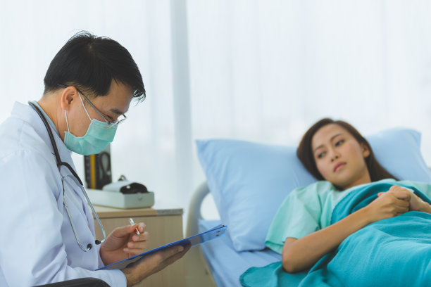 医生给这位女病人把脉。图片下载