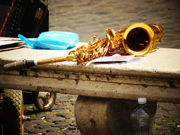 罗马街头萨克斯图片下载