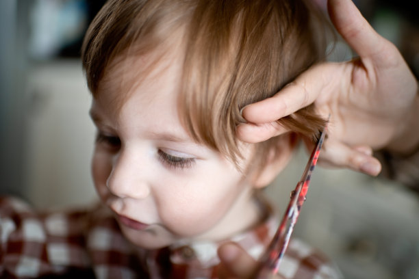 在家给孩子剪头发图片下载