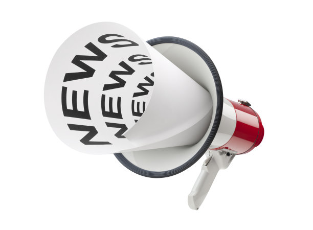 新闻。带有白纸背景的扩音器。图片下载