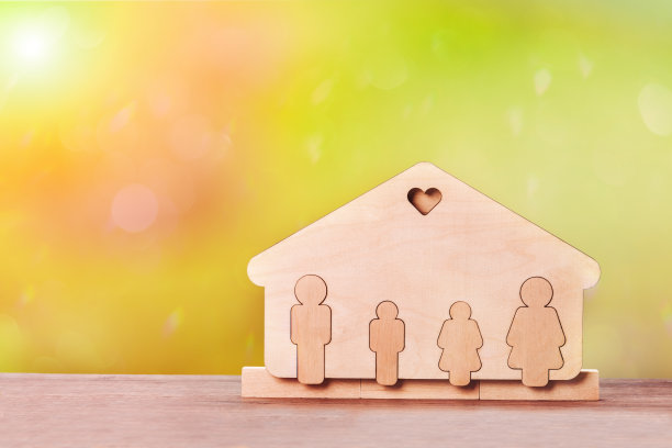 一个完整的家庭的形象。木制的数字。图片下载