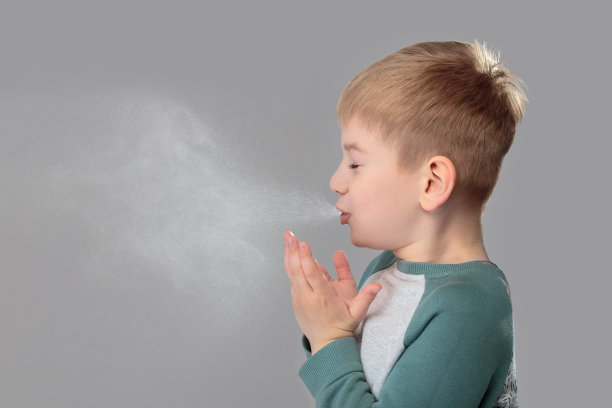 不健康的男孩打喷嚏非常艰难的灰色背景图片下载