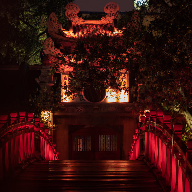 夜晚的红木桥照亮了还剑湖内的玉子寺图片下载