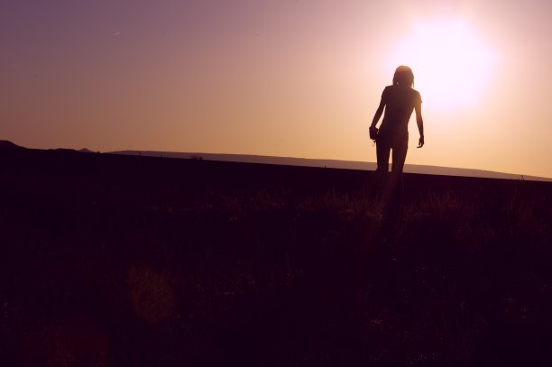 日落时女人的剪影图片下载