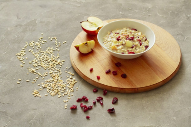 适当的营养这是一份健康的早餐，一碗蔓越莓和苹果燕麦片图片下载