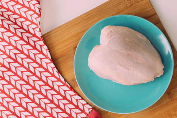 做一顿美味的晚餐。烤制前将鸡胸肉放在桌上图片下载