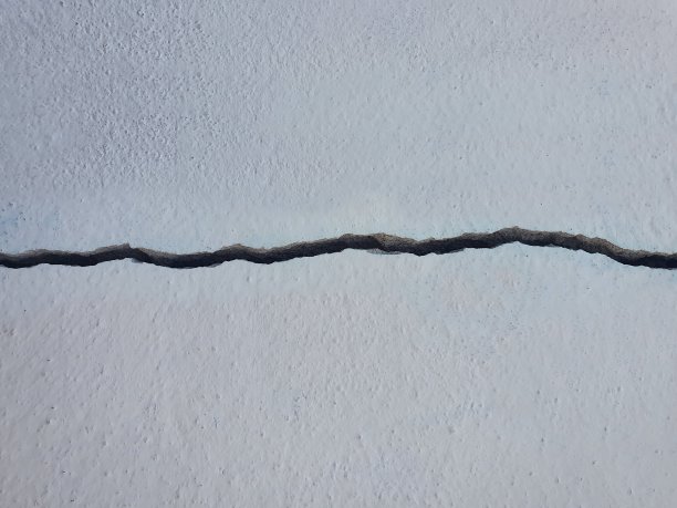 墙面纹理背景上的裂缝图片下载