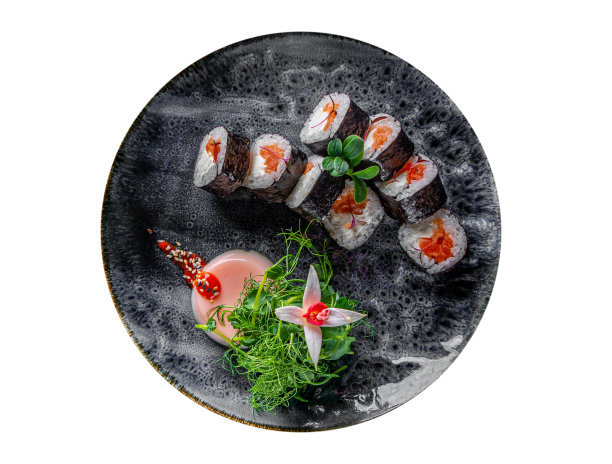 寿司卷与鲑鱼，奶油芝士盘孤立在白色背景。图片下载