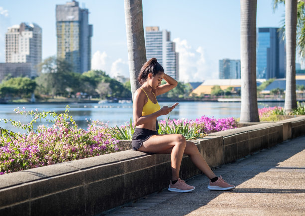 运动女性看手机互联网应用程序跟踪性能后，跑步锻炼库存照片图片下载