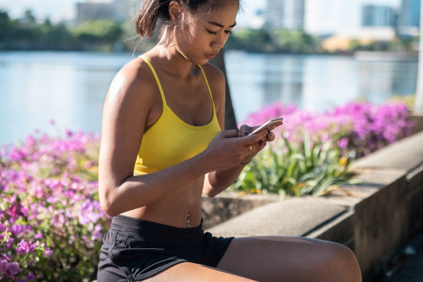 健身跑步者用智能手机，使用健身应用程序跟踪健身后的表现库存照片图片下载