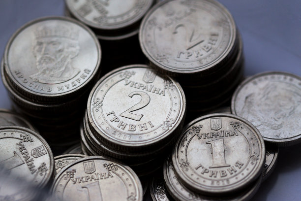 特写照片乌克兰硬币金属钱，储蓄，收入，工资概念。金融危机，资金短缺，金融负债，支付账单。钱币收藏。图片下载