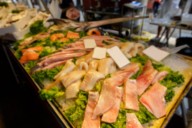 鲜鱼市场。无重点的形象图片下载