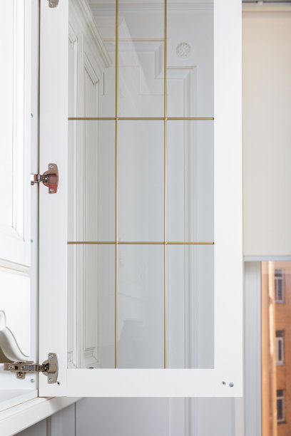 一扇打开的门通向一个优雅的厨房橱柜图片下载