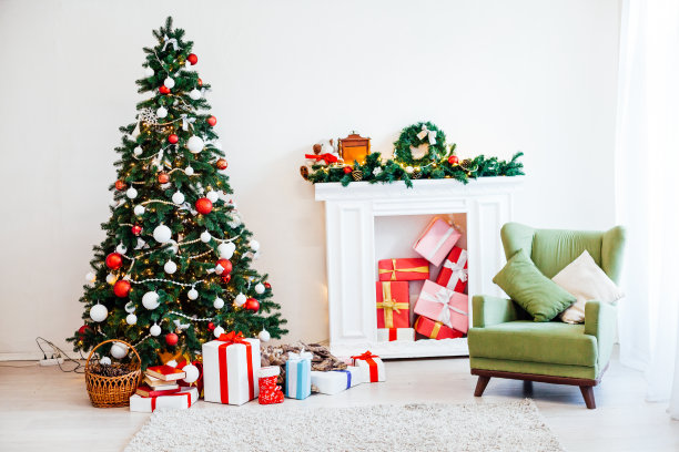 用灯、花环和新年礼物装饰的圣诞树图片下载