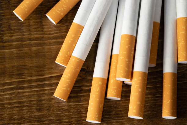 木地板上有香烟图片下载