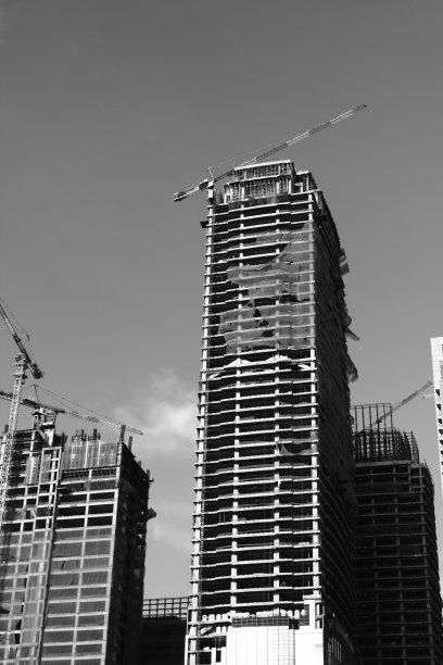 正在建设中的建筑在黑白照片图片下载