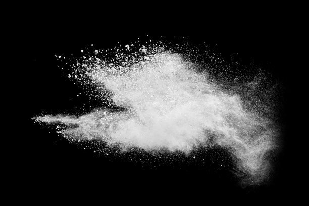 白色粉末在黑色背景上分离爆炸。抽象的彩色背景。胡里节的节日。图片下载
