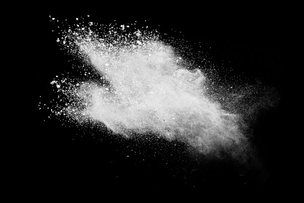 白色粉末在黑色背景上分离爆炸。抽象的彩色背景。胡里节的节日。图片下载