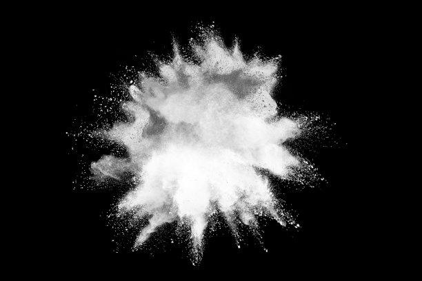 白色粉末在黑暗背景上爆炸的冻结运动。图片下载