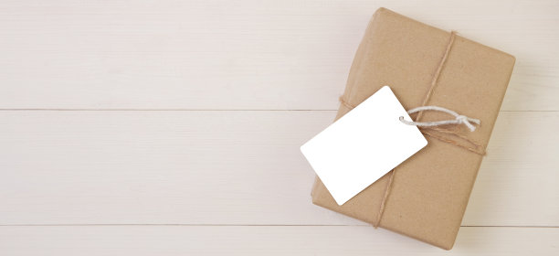 礼物盒和标签与浪漫的木制背景，母亲节或情人节的礼物与柔和的色调，包装与祝贺，自然在书桌上，假日概念，横幅网站。图片下载