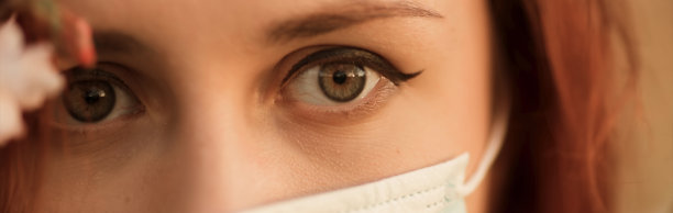 公园里戴面具的女人的横幅图片下载