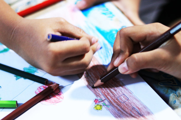 在新冠肺炎大流行期间，学会在家画画图片下载