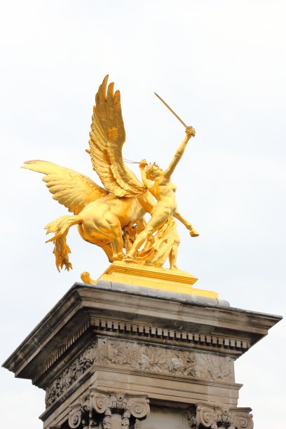 法国巴黎亚历山大三世桥入口处的金色雕像图片下载