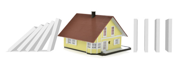 自我隔离和社交距离是遏制或减缓COVID-19传播的重要感染控制行动。图片下载