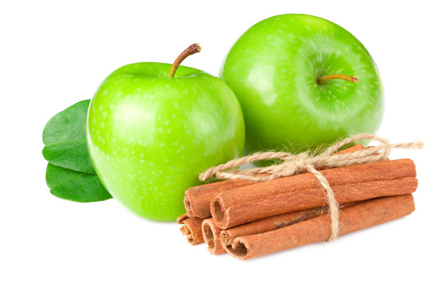 绿苹果，绿叶和肉桂孤立在白色背景图片下载