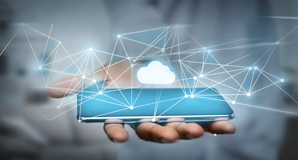 男性手持智能手机，可在线接入全球网络和云数据存储服务，拼贴。全景图片下载