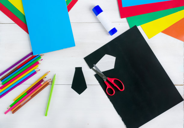 祝您父亲节快乐。我爱爸爸。制作贺卡。孩子画了一条黑色的领带和蓝色的衬衫。DIY的概念。一步一步的照片指令。平的。前视图。步骤3。图片下载