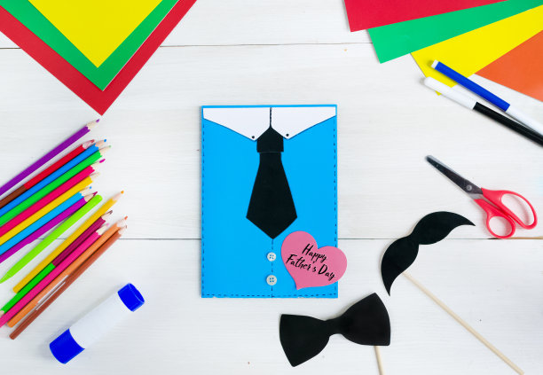 祝您父亲节快乐。我爱爸爸。制作贺卡。孩子画了一条黑色的领带和蓝色的衬衫。DIY的概念。一步一步的照片指令。平的。前视图。步骤9图片下载