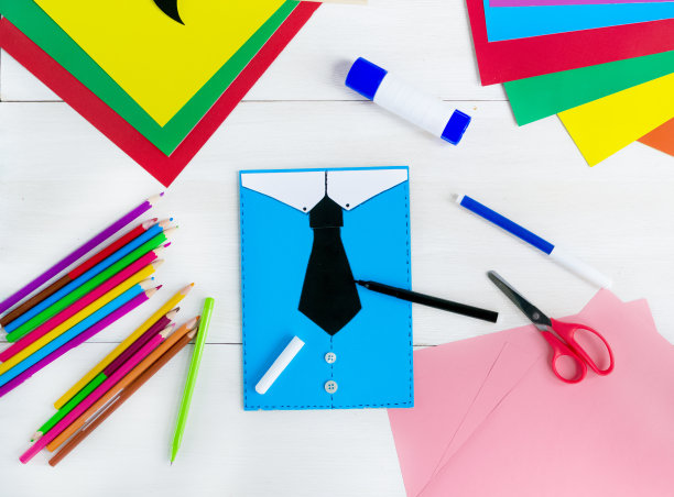 祝您父亲节快乐。我爱爸爸。制作贺卡。孩子画了一条黑色的领带和蓝色的衬衫。DIY的概念。一步一步的照片指令。平的。前视图。步骤7图片下载