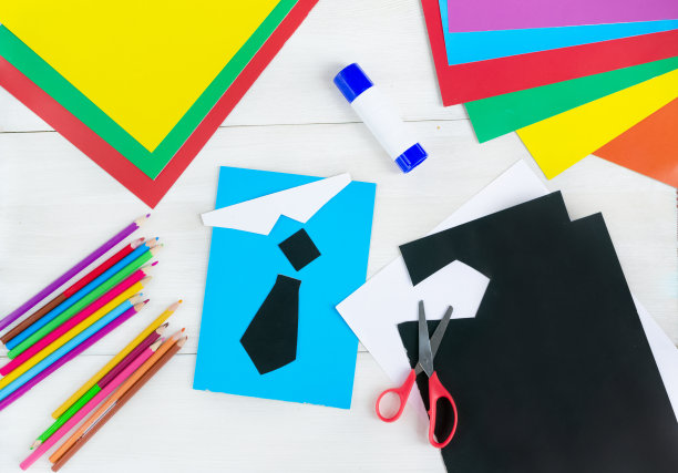 祝您父亲节快乐。我爱爸爸。制作贺卡。孩子画了一条黑色的领带和蓝色的衬衫。DIY的概念。一步一步的照片指令。平的。前视图。步骤4。图片下载