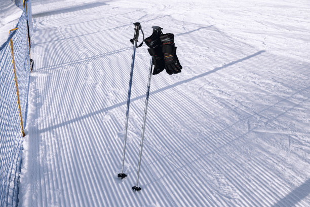 滑雪道附近戴手套的滑雪杖图片下载