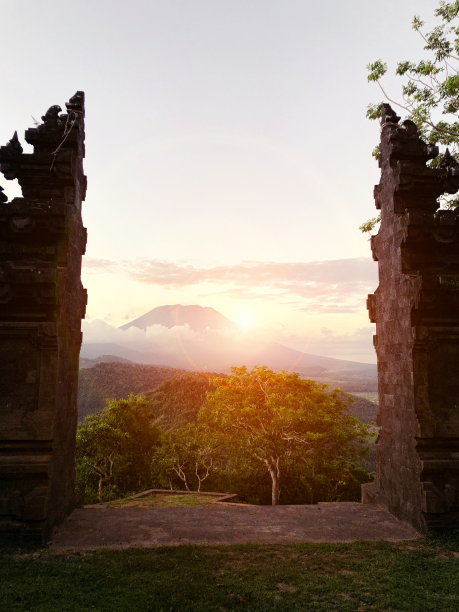 古庙入口景色优美图片下载