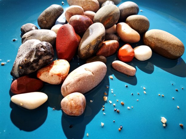 法国里维埃拉，海滩上美丽的石头-洛克布伦-凯普-马丁图片下载