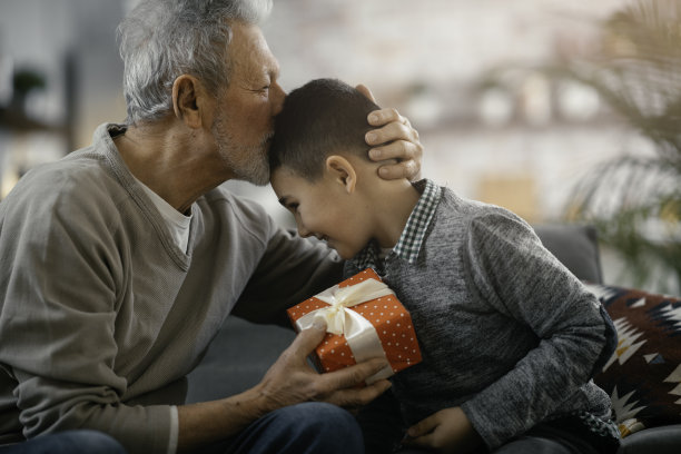 爷爷给孙子送生日礼物图片下载