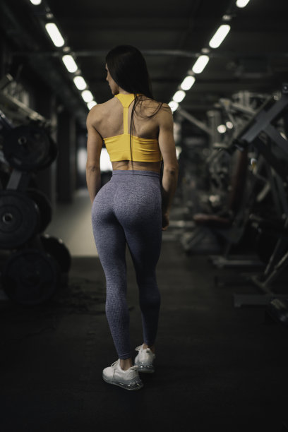 健身女性在训练。图片下载