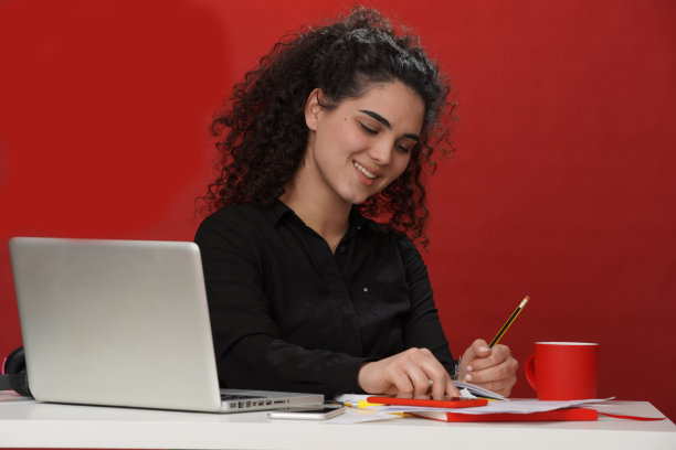 秋季爆头，一个穿高领毛衣的女人。库存图片图片下载