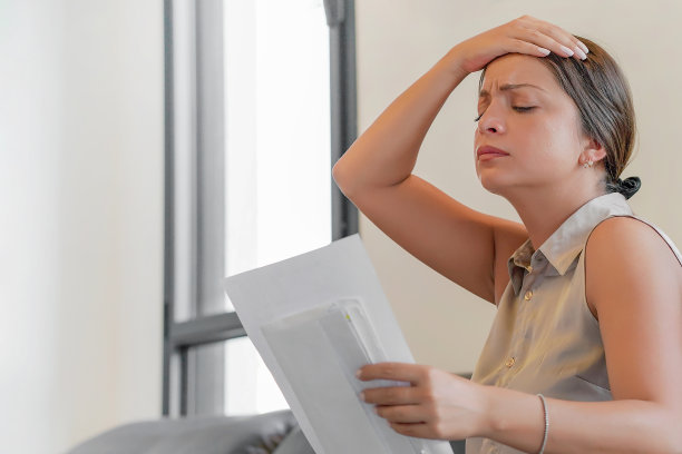 年轻女人收到一封糟糕的解雇信图片下载