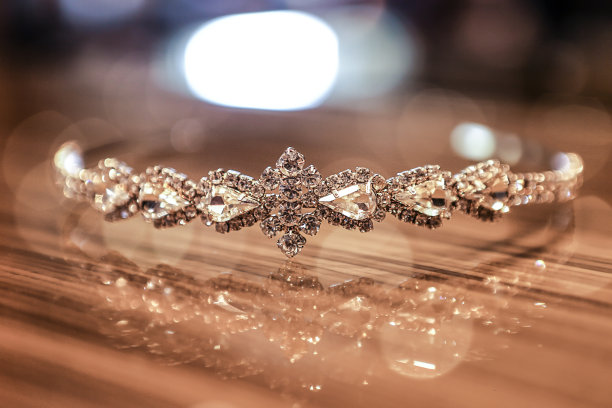 皇冠放在玻璃桌子上图片下载