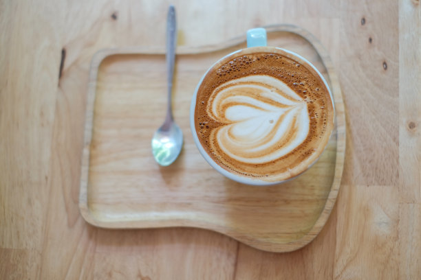 喝卡布奇诺或咖啡杯，粉色卡布奇诺杯图片下载