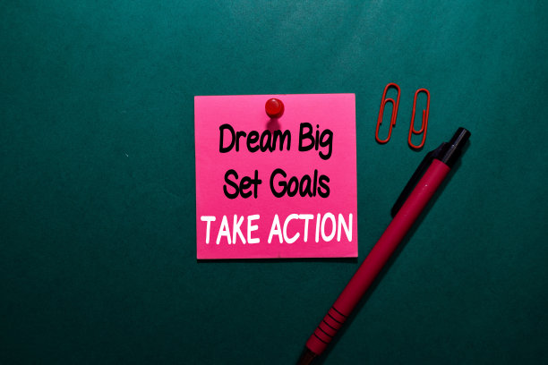 实现远大的梦想，设定目标，采取行动，写在与办公室书桌隔离的便利贴上图片下载