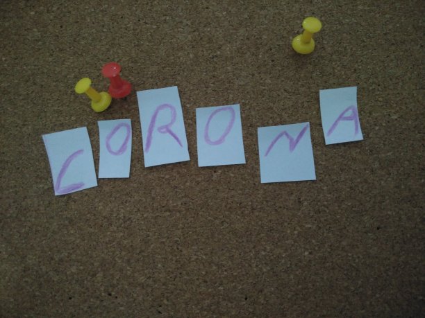 电晕写在软木板上图片下载