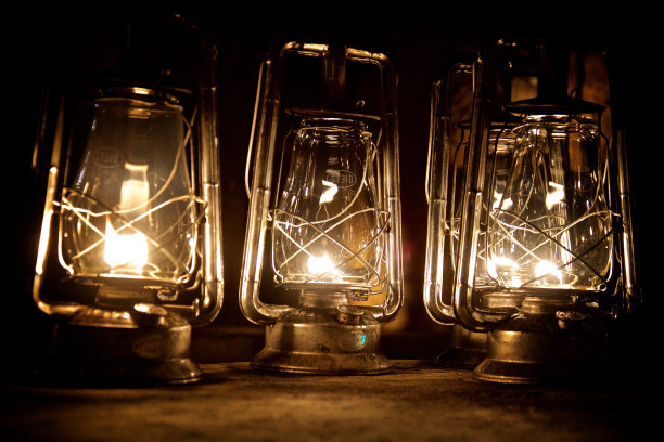 在曼雅拉湖点燃煤油灯图片下载