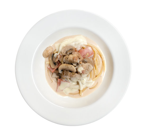 意大利通心粉通心粉烤培根在陶瓷板顶视图孤立的白色背景，剪切路径包括图片下载