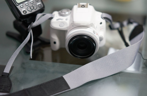 桌上有闪光灯和带子的相机图片下载