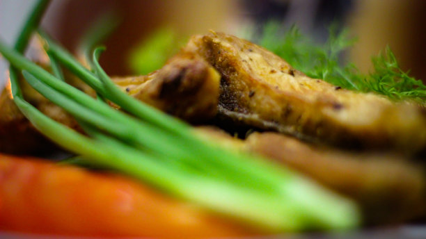 白色盘子上放着几片炸鱼和柠檬片，周围是海洋主题装饰图片下载