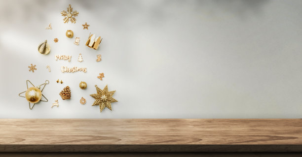 圣诞物品装饰成圣诞树的形状在墙上用阳光的阴影在墙上的木桌在家里。在媒体上展示产品的横幅模型空间。新年的背景图片下载
